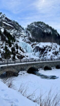 Ullensvang: Schnee, Fjord und Bergkulisse